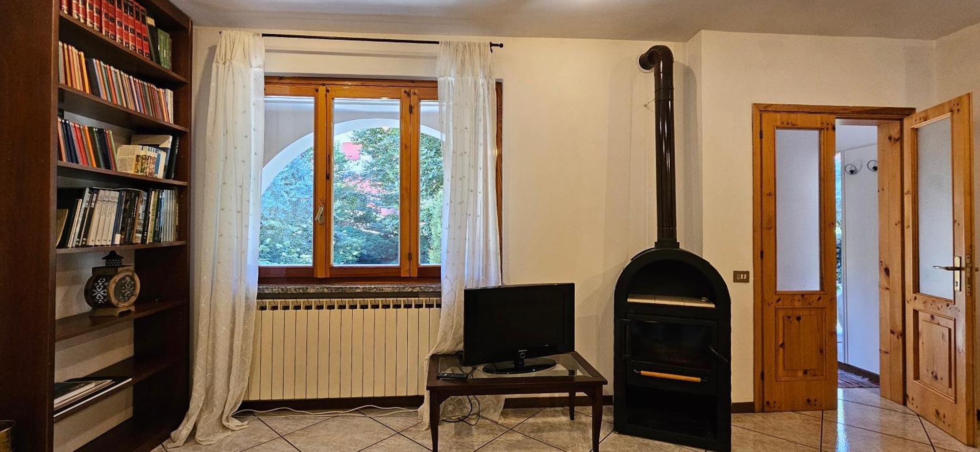 Appartamento Con Ingresso Autonomo, Giardino Privato E Portico Introbio Εξωτερικό φωτογραφία